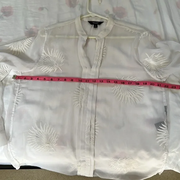 Simply Vera Vera Wang Sheer White Blouse 22 inches 22-1/2 inches wide - Picture 4 of 5
